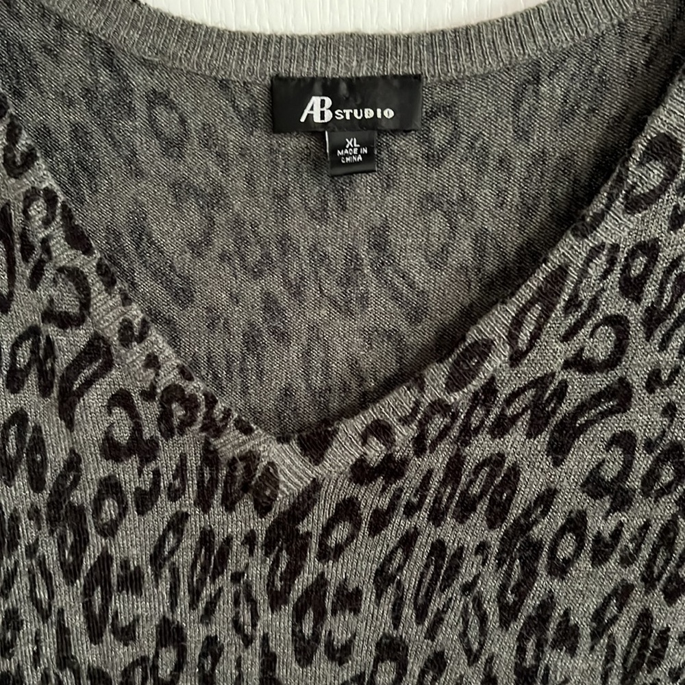 Sweater ๐ - Picture 2 of 4
